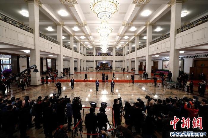 3月8日，十四届全国人大二次会议第二场“代表通道”集中采访活动在北京人民大会堂举行。　中新社记者 富田 摄